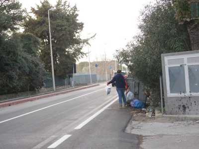 L�area destinata a chi deve buttare la spazzatura � ora molto risicata e rabbrividiamo nel vedere un 12enne che cestina il suo sacchetto, mentre pochi secondi dopo un�auto sfreccia a velocit� sostenuta proprio l� davanti